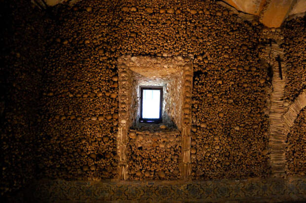 Здания сделанные из черепов и костей