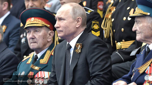 В пресс-службе Жириновского пояснили, о чем тот мог шептать на ухо Путину 