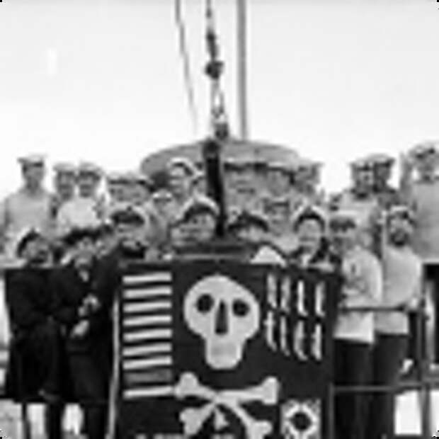 Почему на английских подводных лодках иногда поднимаются пиратские флаги?
