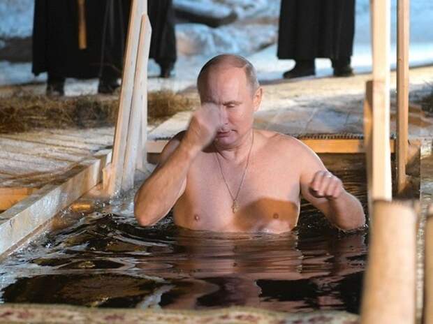 Путин окунулся в прорубь на Крещение