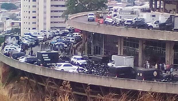 Теперь вместо машин состоятельных людей на каждом ярусе паркуются автобусы и патрульные машины, доставляющие арестованных демонстрантов («El Helicoide», Каракас). | Фото: 800noticias.com.