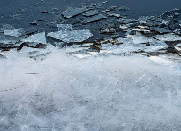 Украинец выбежал на лед и провалился в воду при побеге от сотрудников ТЦК