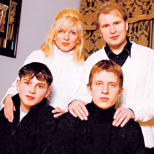 Сын Эммы от первого брака Антон (на фото справа) и отпрыск МАЛИНИНА Никита (на фото слева) хоть и не родные по крови, но сразу поладили (1999 г.) (фото malinin.ru)
