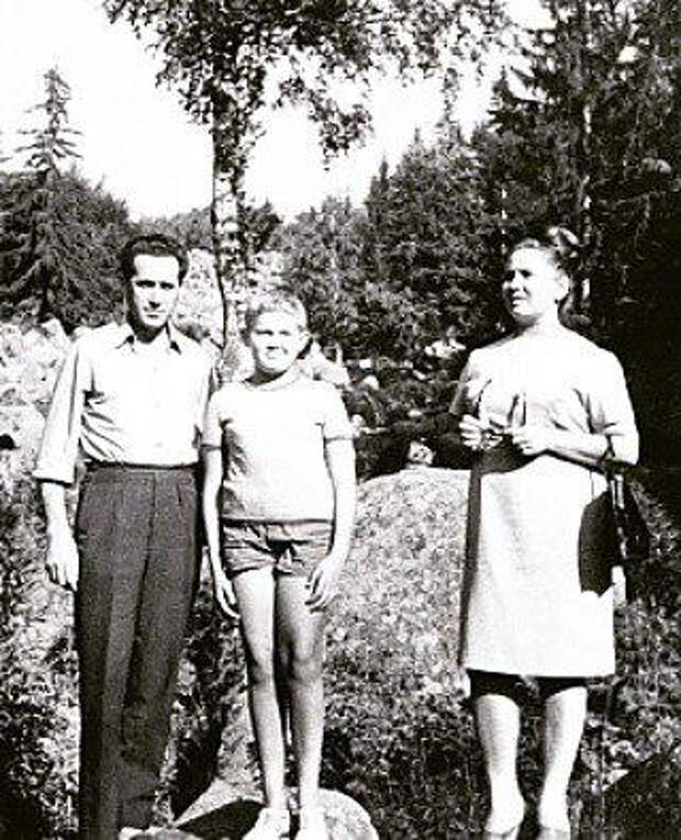 Юрий Стоянов с родителями. Фото: Instagram /yuristoyanovfan