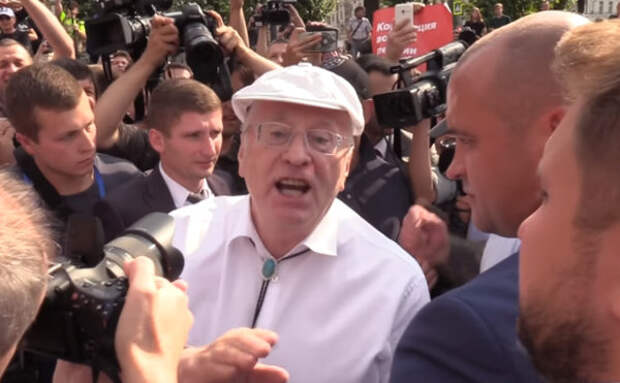 Жириновский решил попиариться на митинге, но его обозвали "говном"