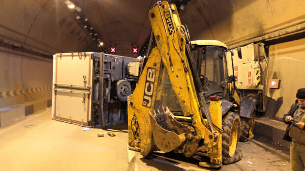 В  Сочи из-за массовой аварии с трактором перекрыт тоннель федеральной трассы: как объехать