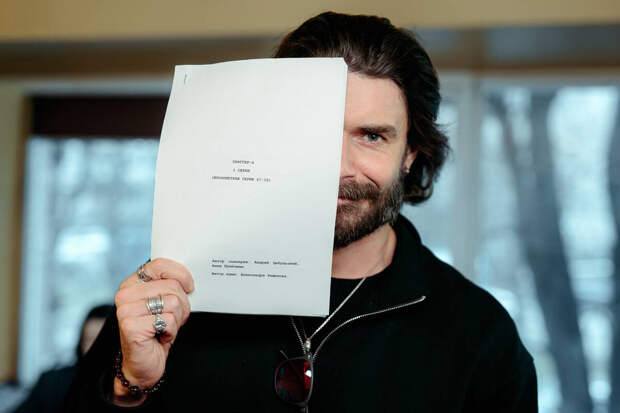 Актер Максим Матвеев признался, что его критикуют из-за ношения украшений