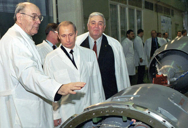 Генеральный директор НПО машиностроения Герберт Ефремов, президент РФ Владимир Путин и глава Российского авиационного-космического агентства Юрий Коптев, 2002 год Сергей Величкин/ТАСС