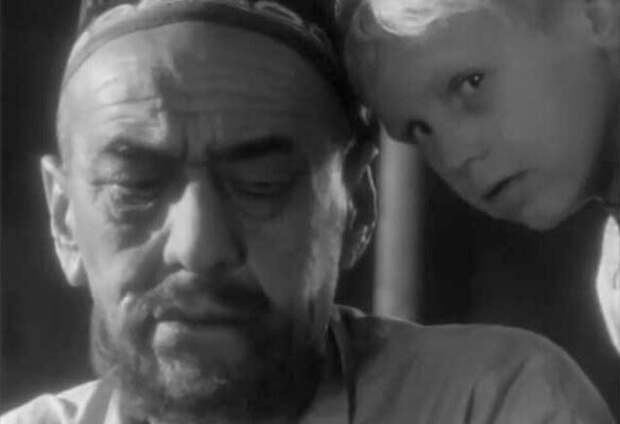 Кадр из фильма «Ты не сирота» (1962), об узбекской паре, которая приняла в семью 14 эвакуированных и осиротевших детей