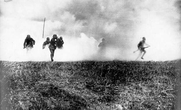 Атака германской пехоты в противогазах в облаках отравляющего газа. Фото:  Deutsches Bundesarchiv