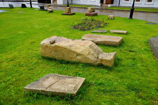 Надгробия на территории Спасо-Преображенского монастыря Казанского кремля