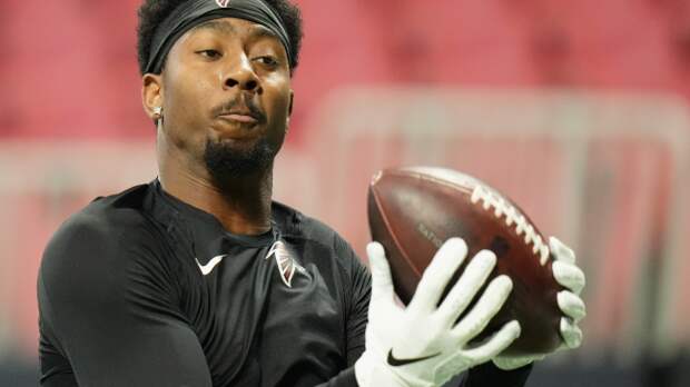 Calvin Ridley warms up.