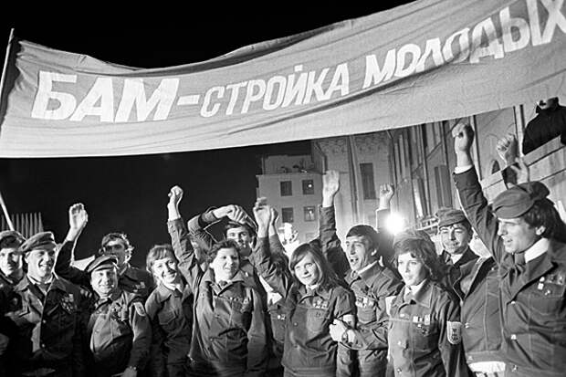 Первый комсомольский отряд, отправляющийся на строительство БАМа с Ярославского вокзала Москвы, 1974 год. Фото: Валерий Христофоров / Фотохроника ТАСС
