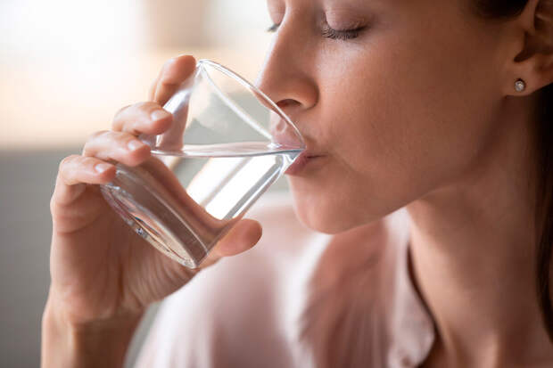 Врач Лопатина: стакан воды утром не активирует кишечник