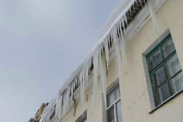 За несвоевременную расчистку крыш нежилых зданий от снега и льда в регионе возбуждено 143 дела