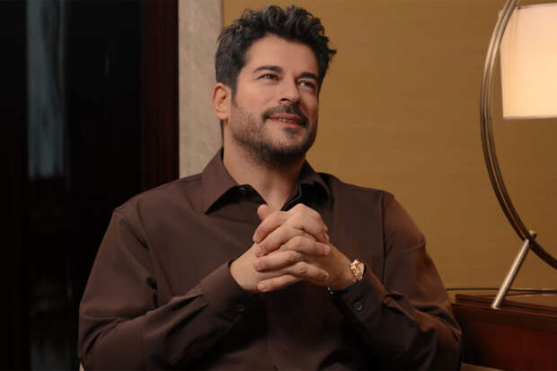 Актер Озчивит получил портрет от художника Сафронова