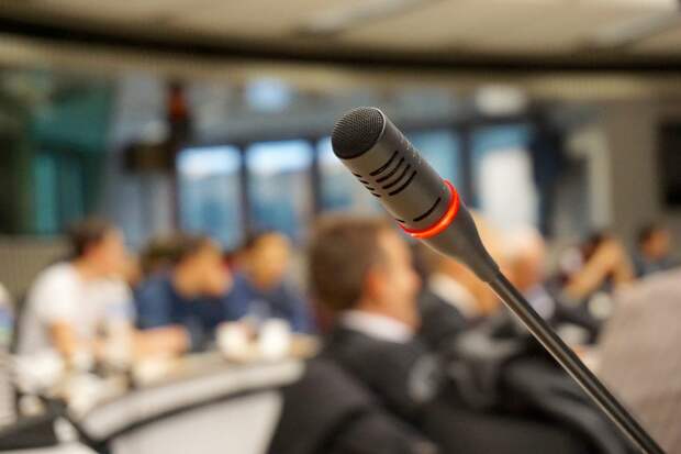 microphone-704255_1920 alt