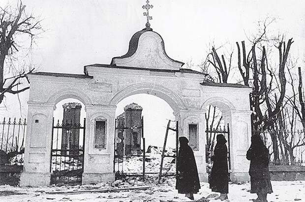 Местные жители у разрушенной фашистами Афанасьевской церкви. Гдов, 1944 г.