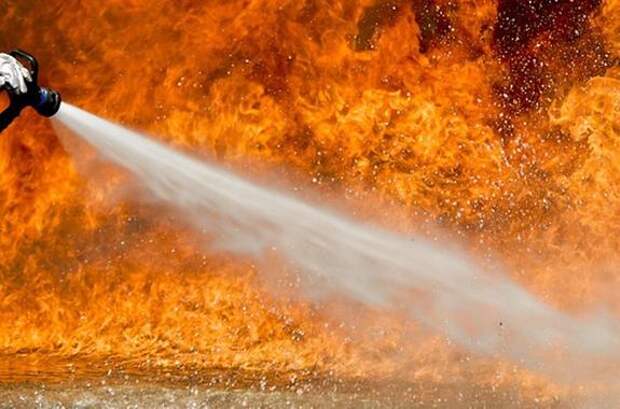 В Новгородской области в трехэтажном доме вспыхнул пожар, пострадали трое детей