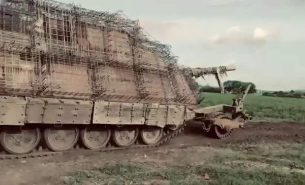 Очередной «Царь-мангал»: На линии фронта появился ещё один защищенный от атак дронов российский танк