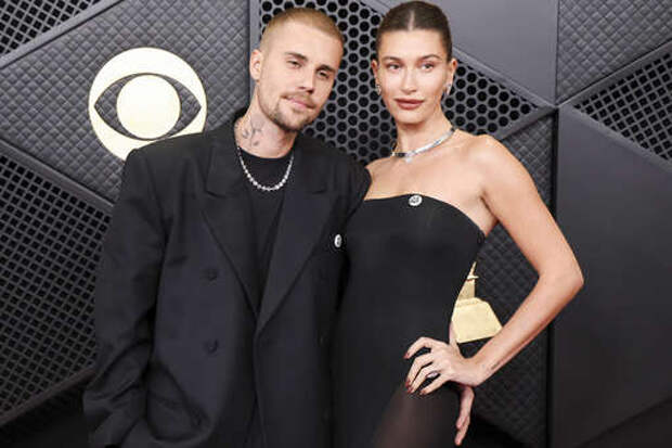 Модель Хейли Бибер пришла на «Грэмми» в платье с полупрозрачными вставками