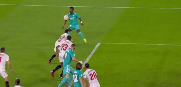 Гол Винисиуса не засчитали из-за попадания мяча в руку в игре с «Севильей»