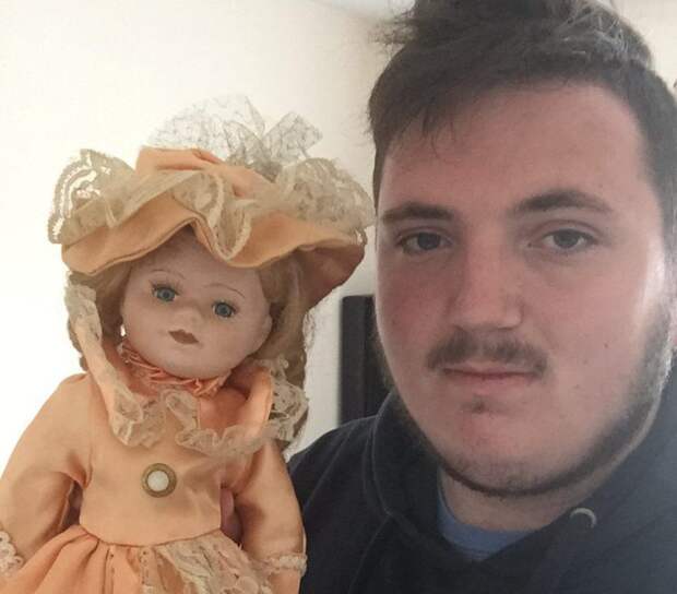 Британец рассказал о кукле, в которой "заперты в ловушку" две души 