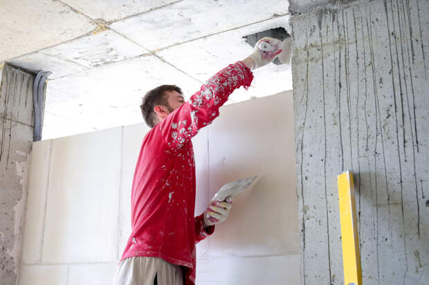 Семье замученного педофилом ребенка помогут с жильем