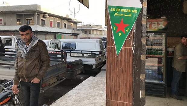 Флаг курдских сил самообороны (YPJ) на центральной улице города Африн, Сирия. Архивное фото