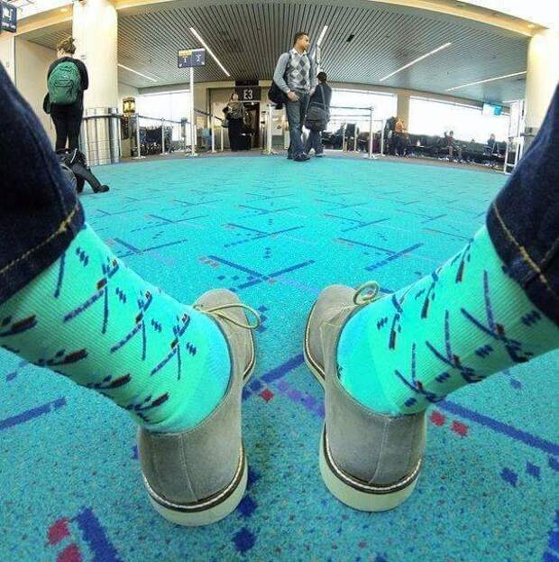 В аэропорту Портленда, США, можно купить носки и другие вещички, которые "гармонируют" с ковровым покрытием в здании аэропорта аэропорт, в мире, интересное, креатив, подборка, самолет, удобно, фото