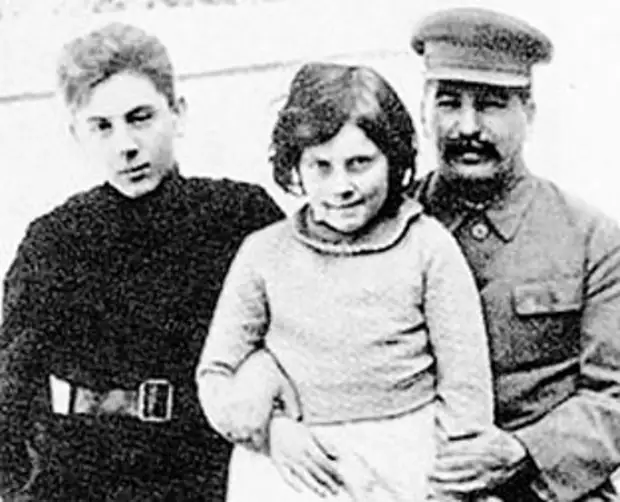 Дети василия сталина фото их судьба саша и надя