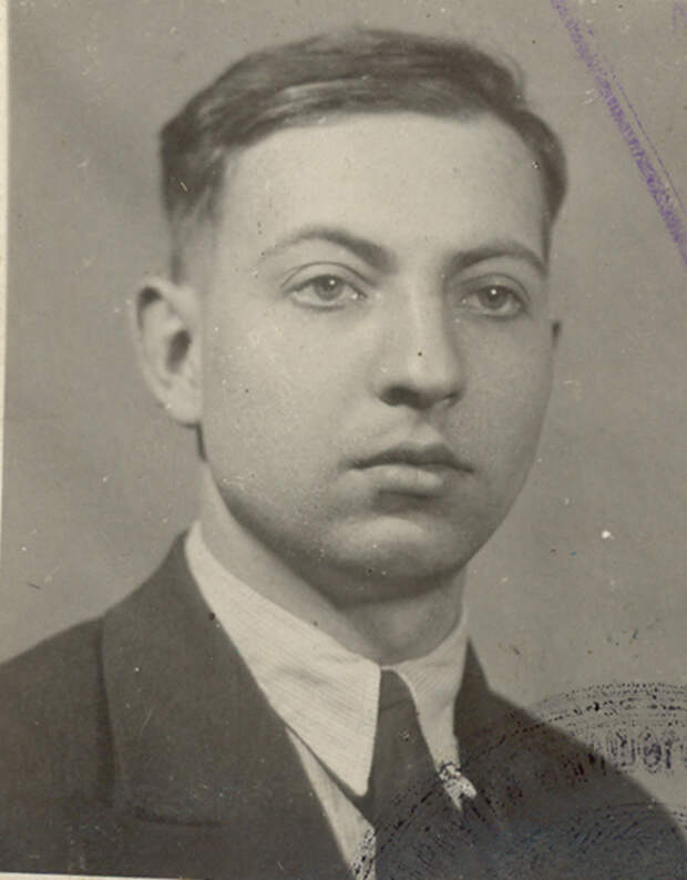 На фото: разведчик-радист Олег Туторский отправился в Нью-Йорк, чтобы наладить связь с американским континентом