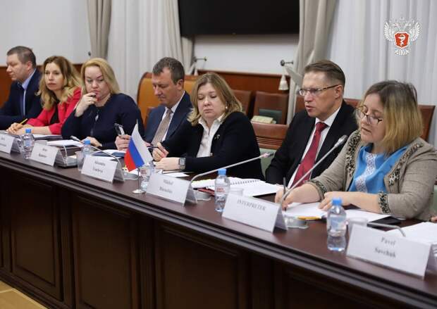 Планы сотрудничества в сфере здравоохранения России и Эфиопии обсудили на встрече глава Минздрава Михаил Мурашко и Чрезвычайный и Полномочный посол африканского государства в России Генет Тешомэ Жирру. Мурашко заявил, что российская сторона готова помочь с восстановлением Госпиталя Красного Креста в Аддис-Абебе, проводить консультации пациентов в Эфиопии и поделиться своими знаниями с зарубежными коллегами, в том числе по узким медицинским направлениям.