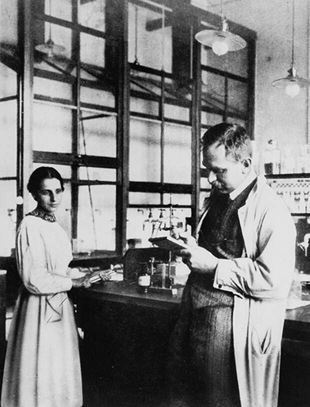 Отто Ган (справа) в лаборатории. 1913 год. Фото: Библиотека Конгресса США