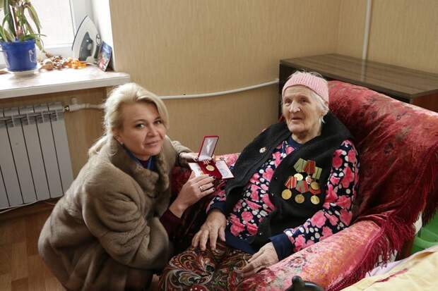 Чиновницы в роскошных шубах подарили блокадникам батон