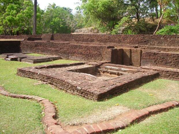 File:Sigiriya-palau inferior1.jpg