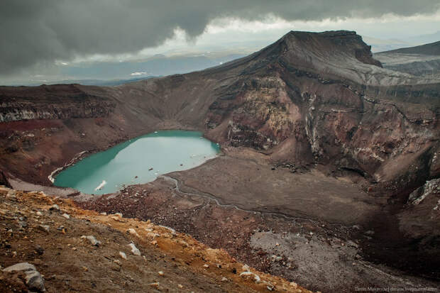 Кислотное озеро в одном из углов кратера