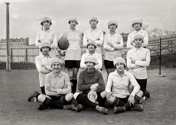 Женская футбольная команда «Avant». Франция, Париж, 1921 год.