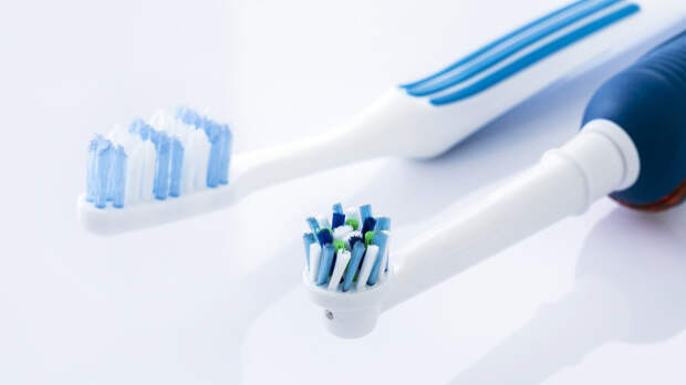 Стоматолог рассказал о последствиях неправильного использования электрической щётки