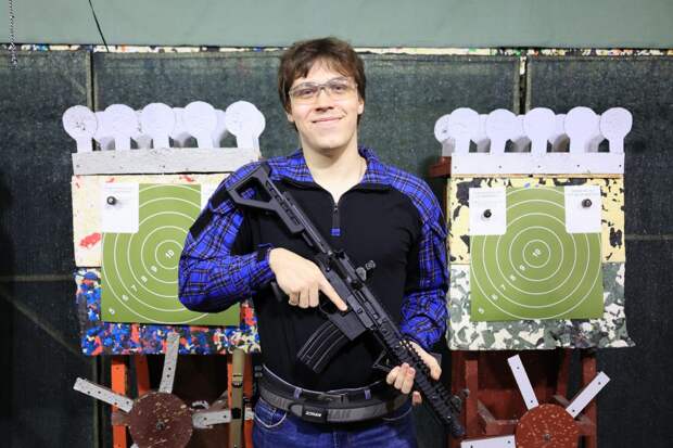 Инструктор по стрельбе Евгений Иванчин с копией автоматической винтовки DPMS. Фото: Григорий Матвеев
