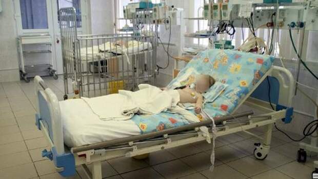 Чудо спасения: вологодские врачи вытащили с того света полуторагодовалого малыша, который едва не задохнулся, подавившись кожурой манго