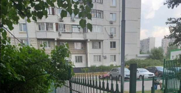 Пролет металлического забора детской площадки повис на столбах на Братиславской