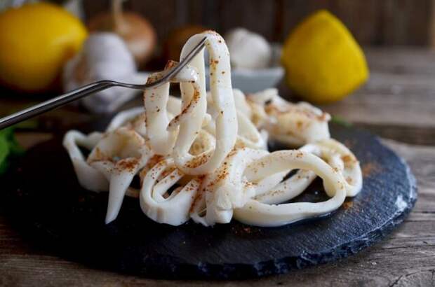 морепродукты кольца кальмара на тарелке