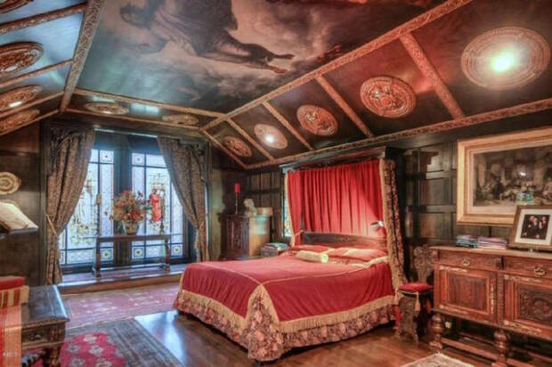 Интерьер спальни словно из средневековых замков.