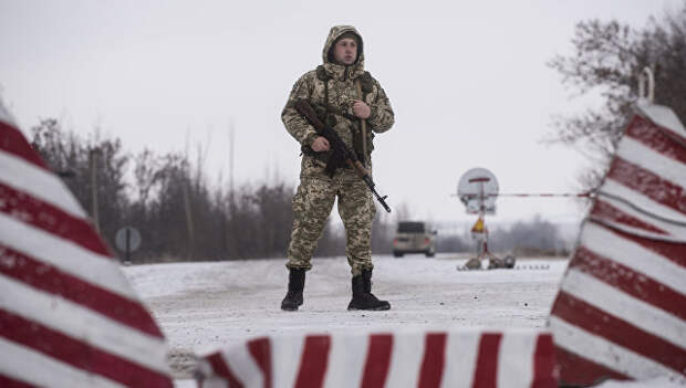 Украинский пограничник на границе с Россией. Архивное фото Украинский пограничник на границе с Россией. Архивное фото