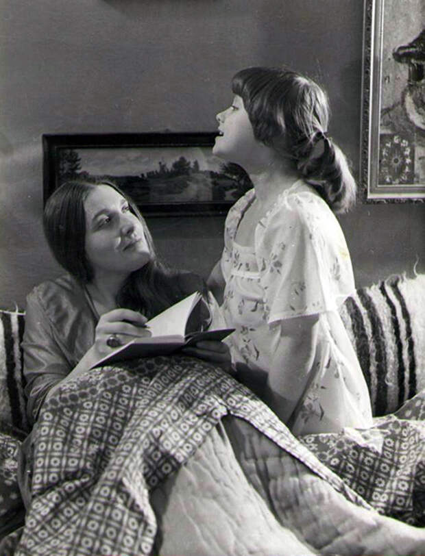 Майя Никаноркина и Ника Турбина, мать и дочь, Ялта 1985