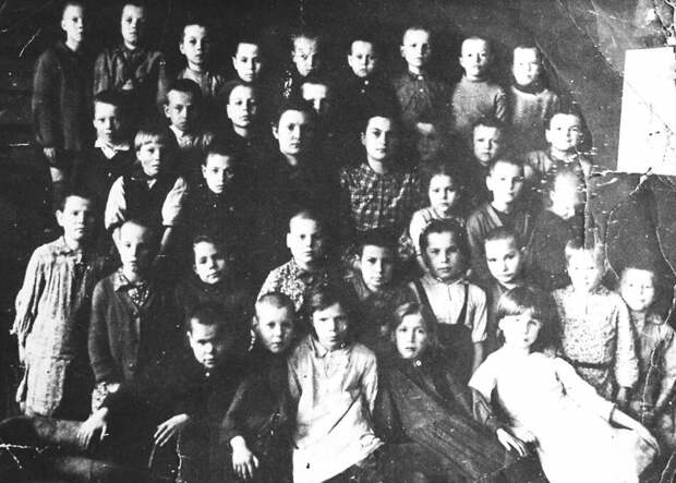 Матрена Вольская с учениками смольковской школы. 1946 год