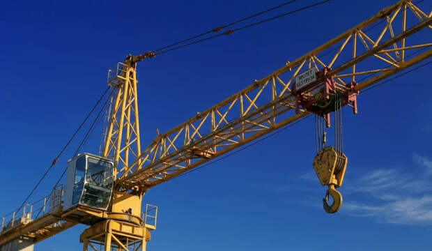 Человек погиб при крушении строительного крана на севере Москвы