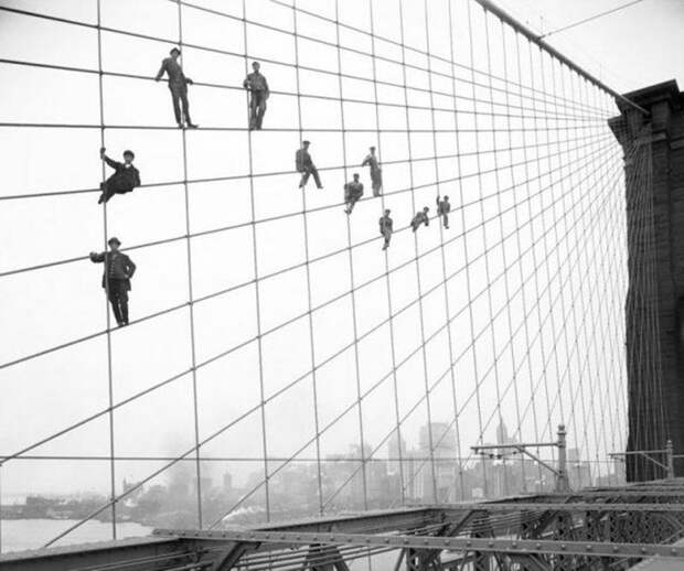 Маляры на мосту. Октябрь 1914 года. Фото: Eugene de Salignac.