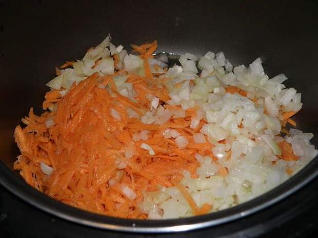 Пассеруем  лук, морковь, чеснок. пошаговое фото этапа приготовления борща